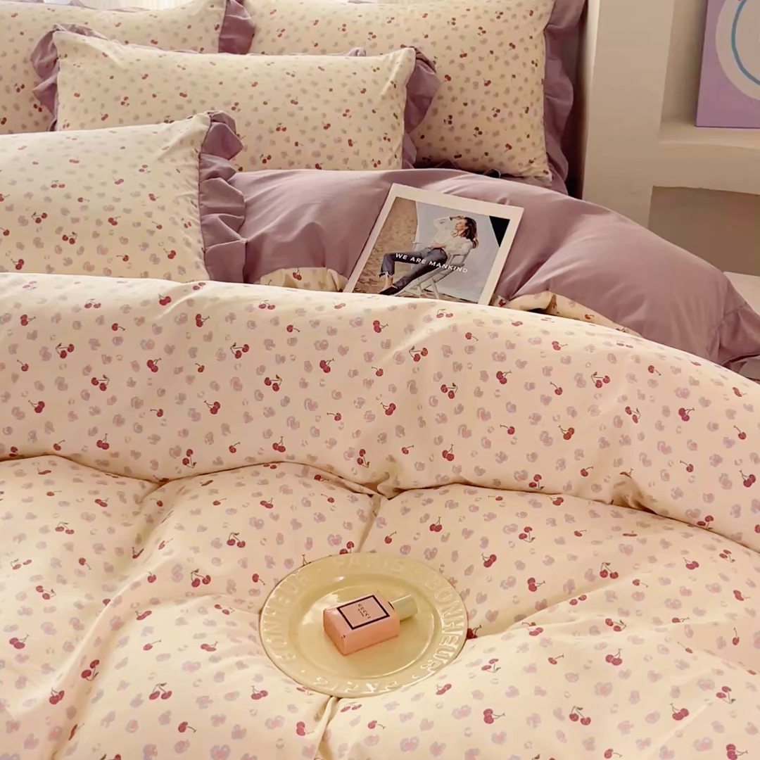 91家纺网 家纺一手货源 找家纺 斯卡诺家纺 2026新款韩版花边古法水洗仿棉床盖四件套花边床单四件套 爱心樱桃-韩版花边