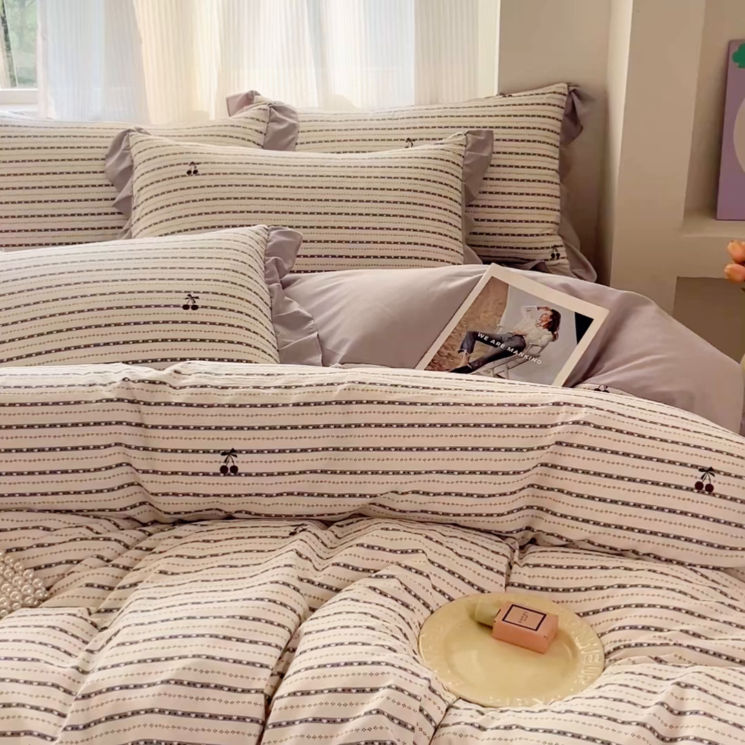 91家纺网 家纺一手货源 找家纺 斯卡诺家纺 2026新款韩版花边古法水洗仿棉床盖四件套花边床单四件套 灰樱桃-韩版花边