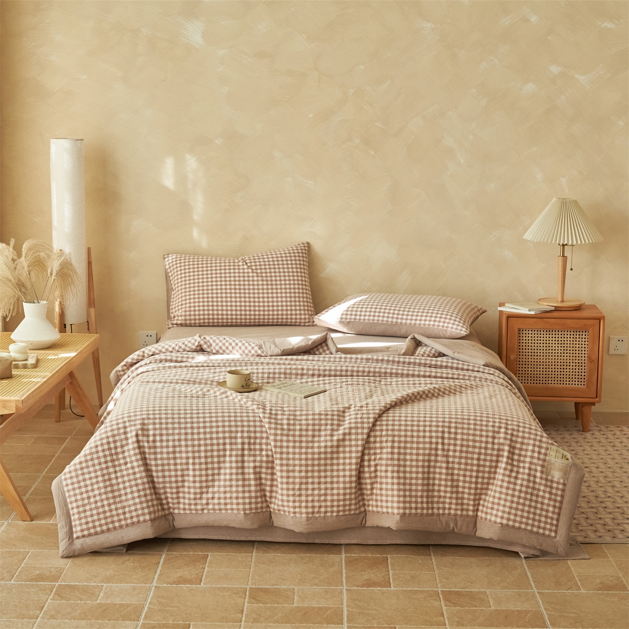 91家纺网 家纺一手货源 找家纺 恒爱家纺 2026新款A类色织全棉水洗夏被四件套 HA驼小格