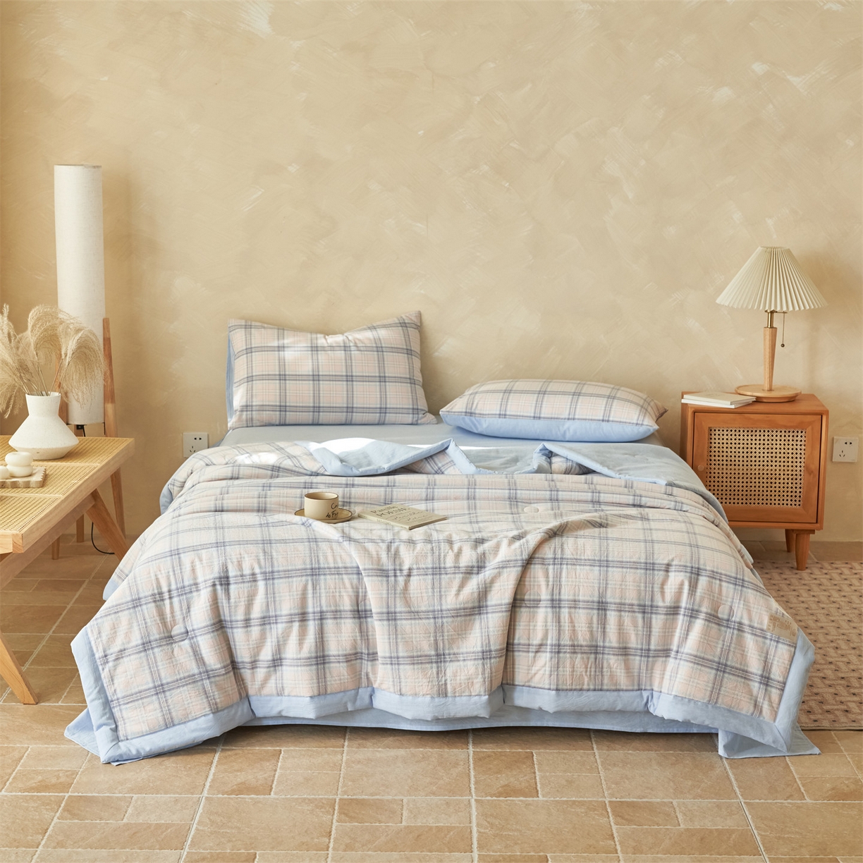 91家纺网 家纺一手货源 找家纺 恒爱家纺 2026新款A类色织全棉水洗夏被四件套 NS春野-粉蓝