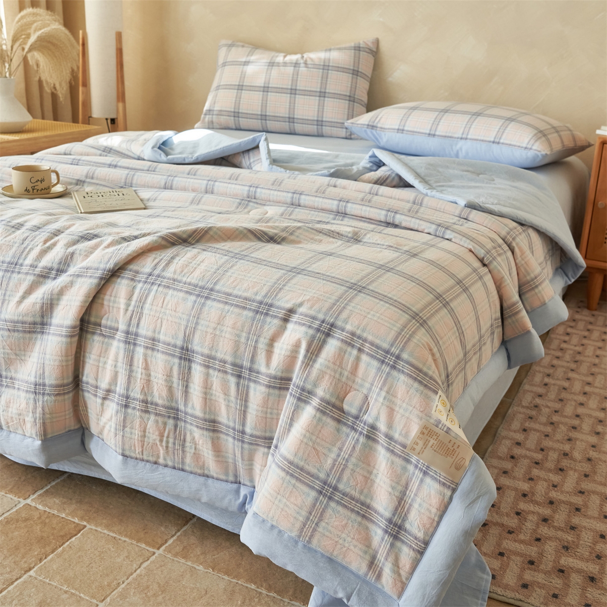 91家纺网 家纺一手货源 找家纺 恒爱家纺 2026新款A类色织全棉水洗夏被四件套 NS春野-粉蓝