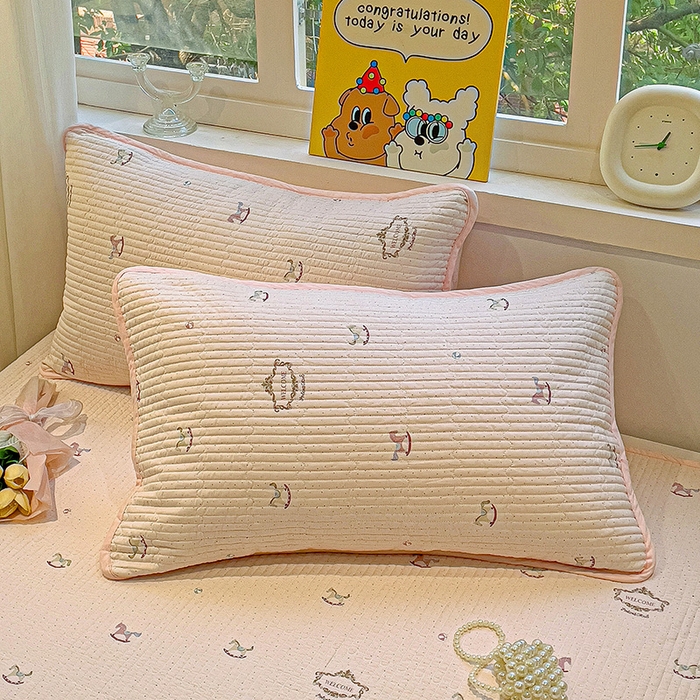 91家纺网 家纺一手货源 找家纺 漫时光 2026新款全棉新疆棉花夹层枕套单品 旋转木马