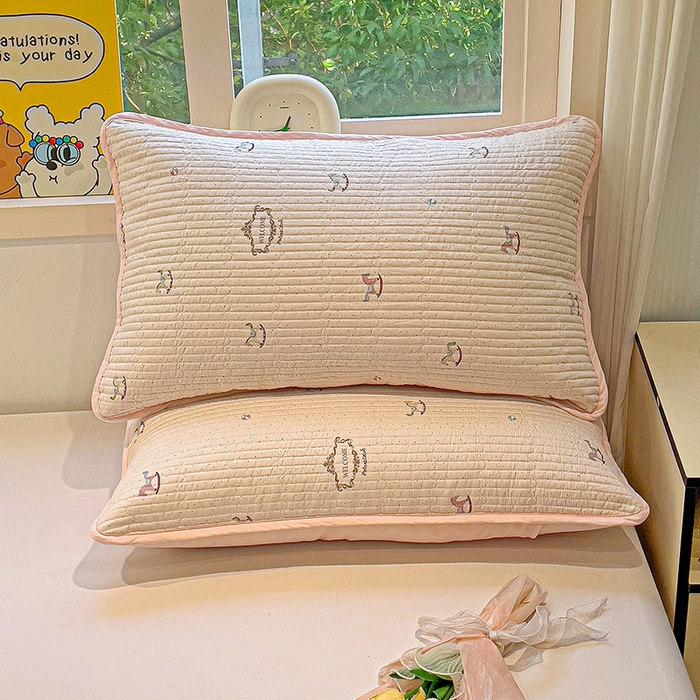 91家纺网 家纺一手货源 找家纺 漫时光 2026新款全棉新疆棉花夹层枕套单品 旋转木马