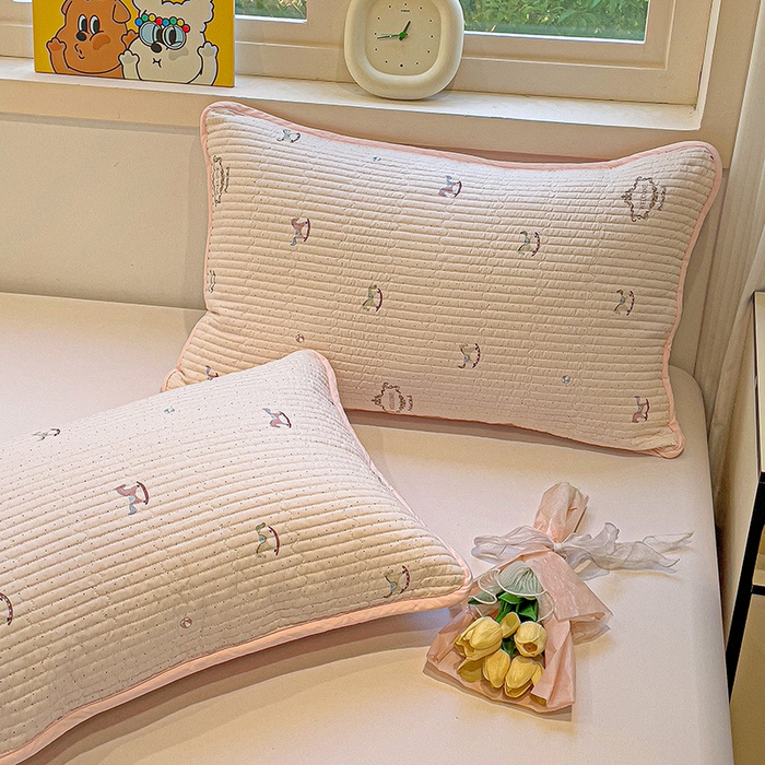 91家纺网 家纺一手货源 找家纺 漫时光 2026新款全棉新疆棉花夹层枕套单品 旋转木马