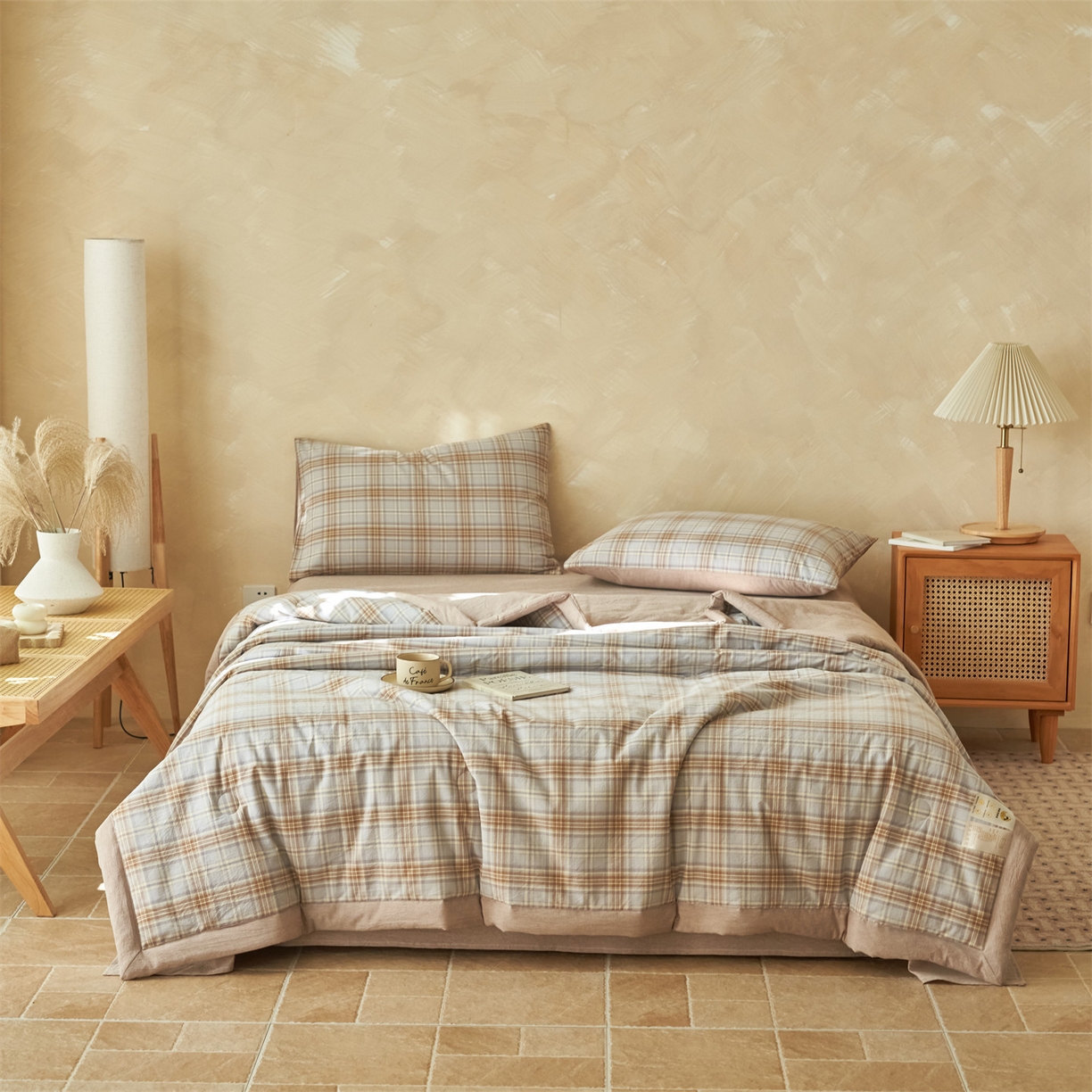 91家纺网 家纺一手货源 找家纺 恒爱家纺 2026新款A类色织全棉水洗夏被四件套 NS春野-咖