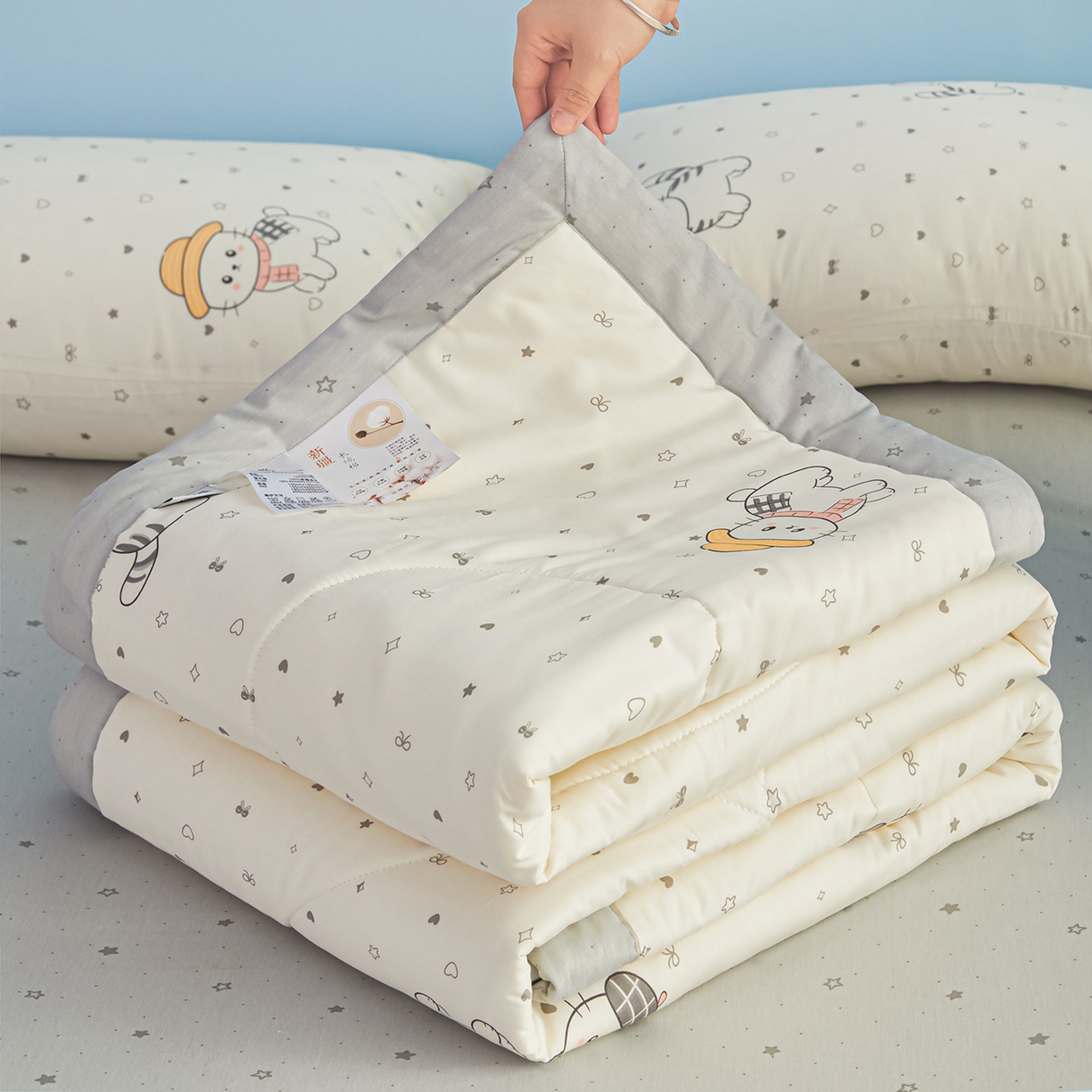 91家纺网 家纺一手货源 找家纺 尊妙被业 2026年新款全棉纯棉印花100%棉花夏被四件套被子被芯-卡通风 喜悦小咪