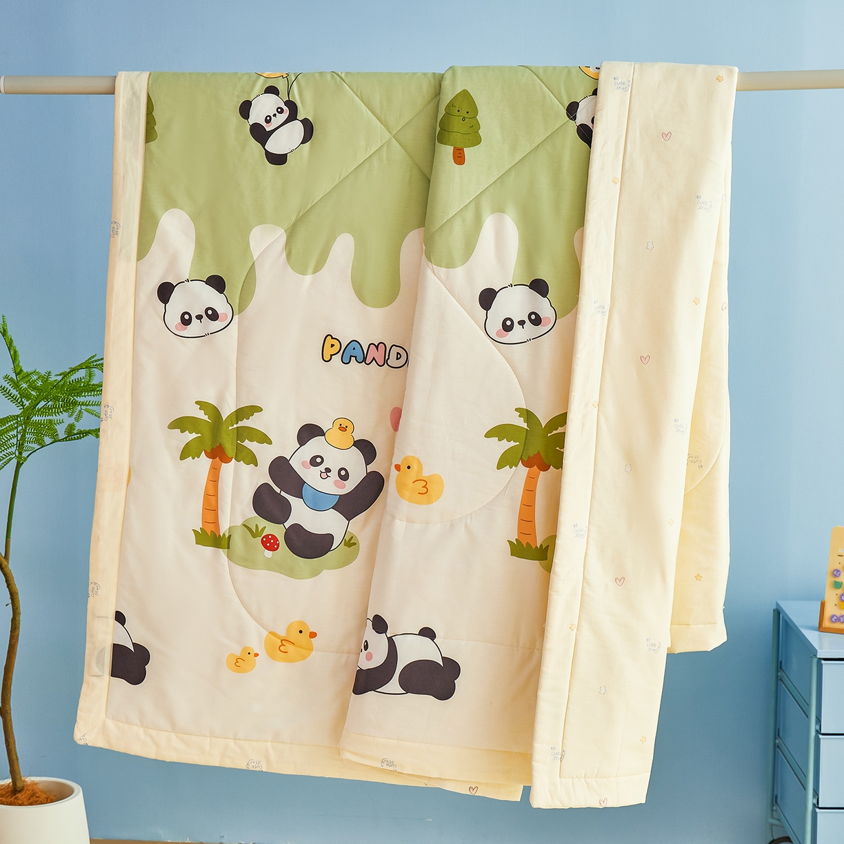 91家纺网 家纺一手货源 找家纺 尊妙被业 2026年新款全棉纯棉印花100%棉花夏被四件套被子被芯-卡通风 熊猫戏水-绿