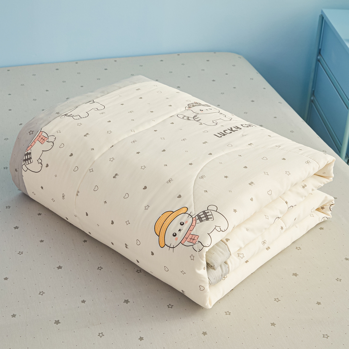 91家纺网 家纺一手货源 找家纺 尊妙被业 2026年新款全棉纯棉印花100%棉花夏被四件套被子被芯-卡通风 喜悦小咪