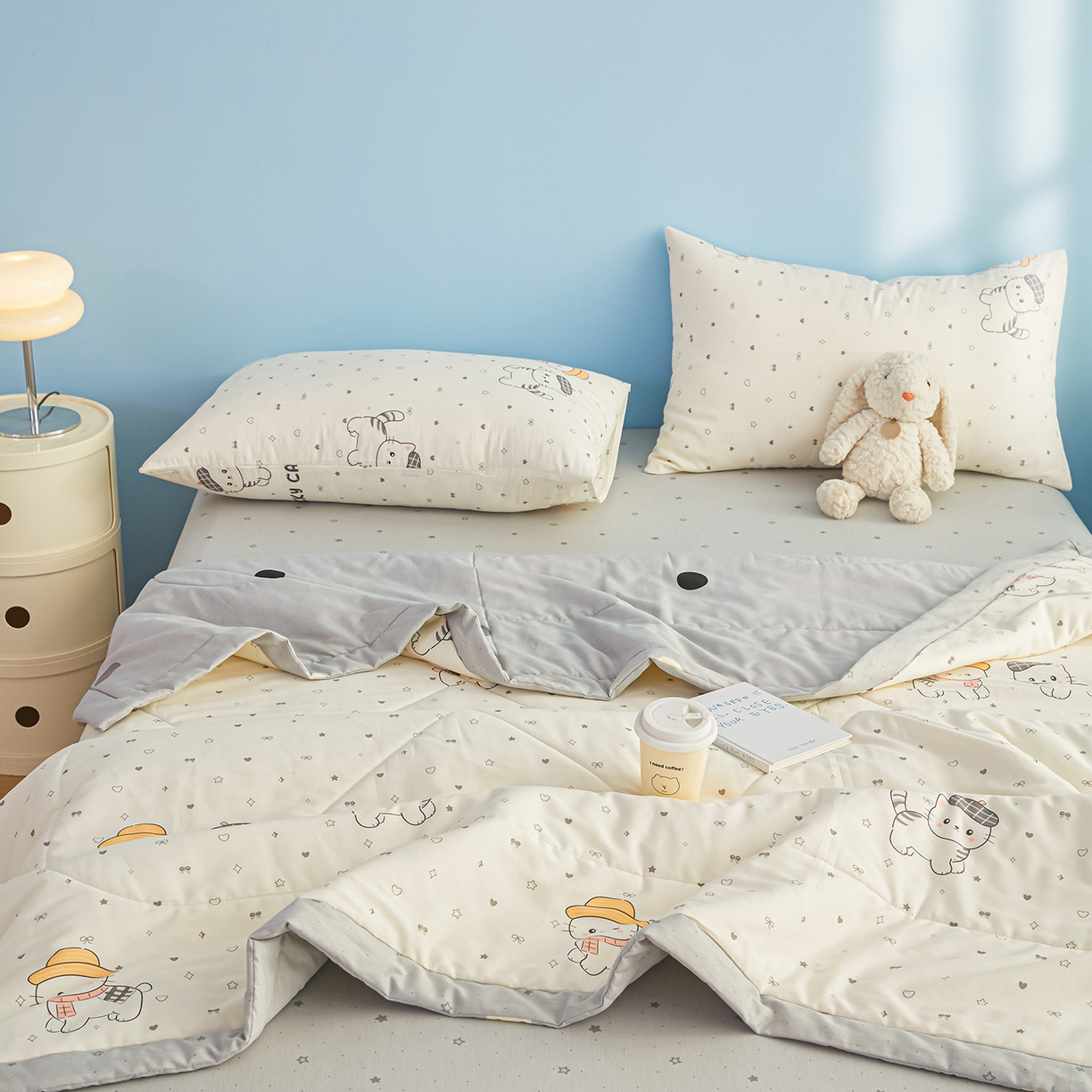 91家纺网 家纺一手货源 找家纺 尊妙被业 2026年新款全棉纯棉印花100%棉花夏被四件套被子被芯-卡通风 喜悦小咪