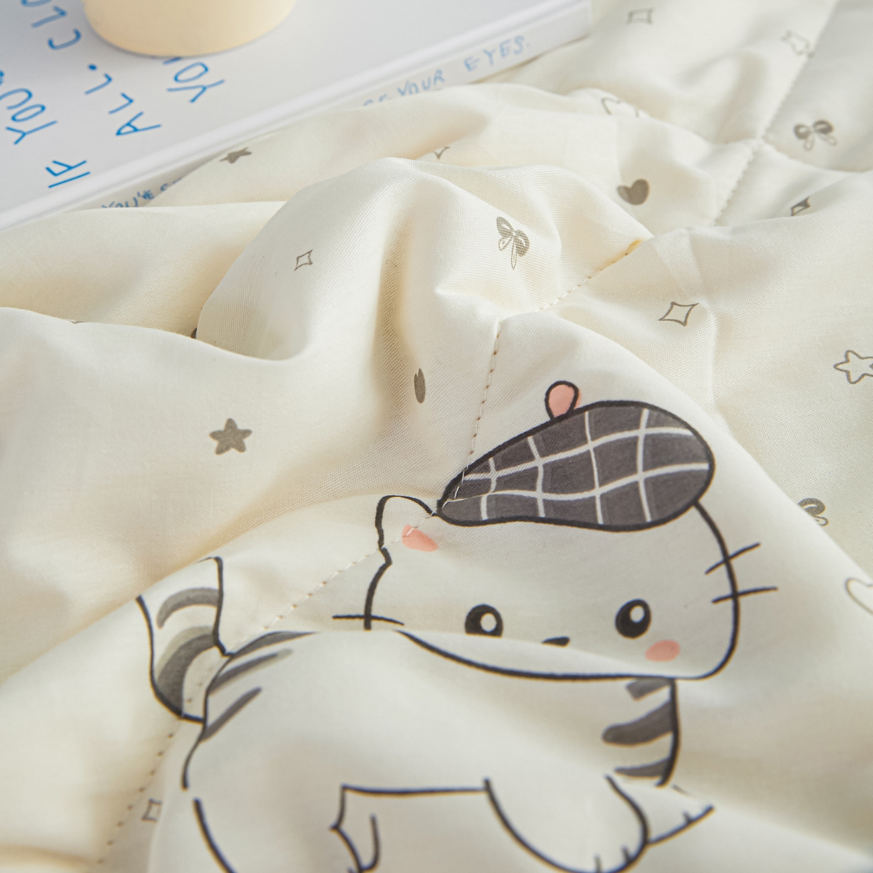 91家纺网 家纺一手货源 找家纺 尊妙被业 2026年新款全棉纯棉印花100%棉花夏被四件套被子被芯-卡通风 喜悦小咪