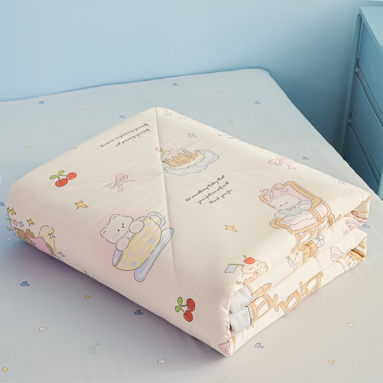 91家纺网 家纺一手货源 找家纺 尊妙被业 2026年新款全棉纯棉印花100%棉花夏被四件套被子被芯-卡通风 蜜罐物语