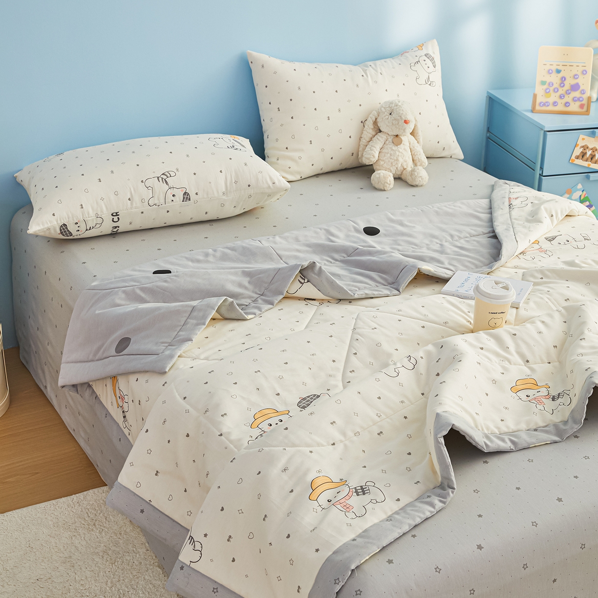 91家纺网 家纺一手货源 找家纺 尊妙被业 2026年新款全棉纯棉印花100%棉花夏被四件套被子被芯-卡通风 喜悦小咪