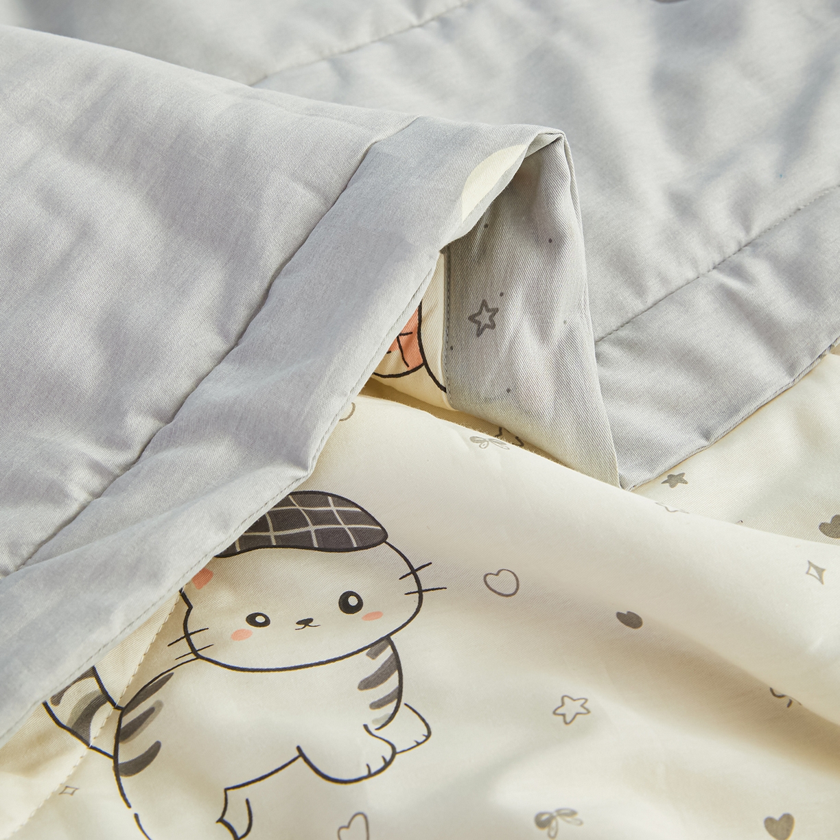 91家纺网 家纺一手货源 找家纺 尊妙被业 2026年新款全棉纯棉印花100%棉花夏被四件套被子被芯-卡通风 喜悦小咪