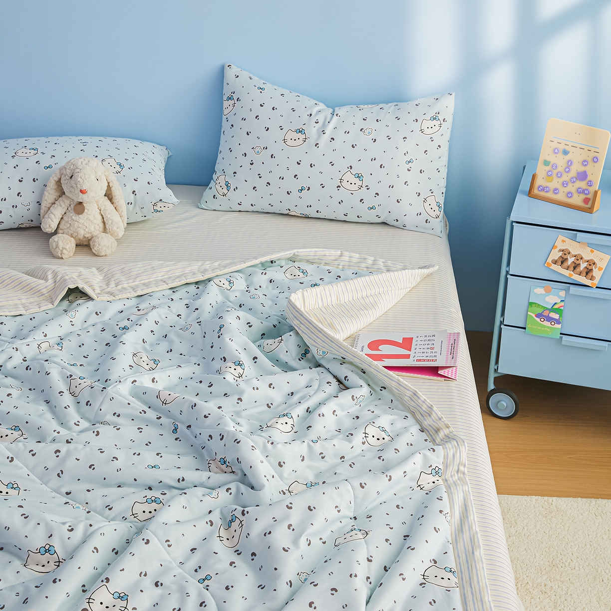 91家纺网 家纺一手货源 找家纺 尊妙被业 2026年新款全棉纯棉印花100%棉花夏被四件套被子被芯-卡通风 凯蒂小姐-兰