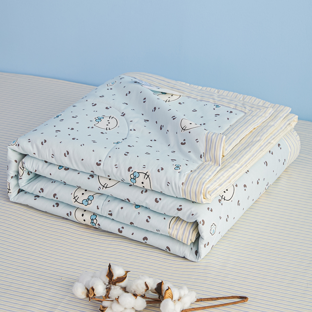 91家纺网 家纺一手货源 找家纺 尊妙被业 2026年新款全棉纯棉印花100%棉花夏被四件套被子被芯-卡通风 凯蒂小姐-兰