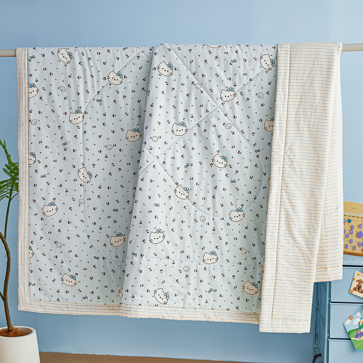 91家纺网 家纺一手货源 找家纺 尊妙被业 2026年新款全棉纯棉印花100%棉花夏被四件套被子被芯-卡通风 凯蒂小姐-兰