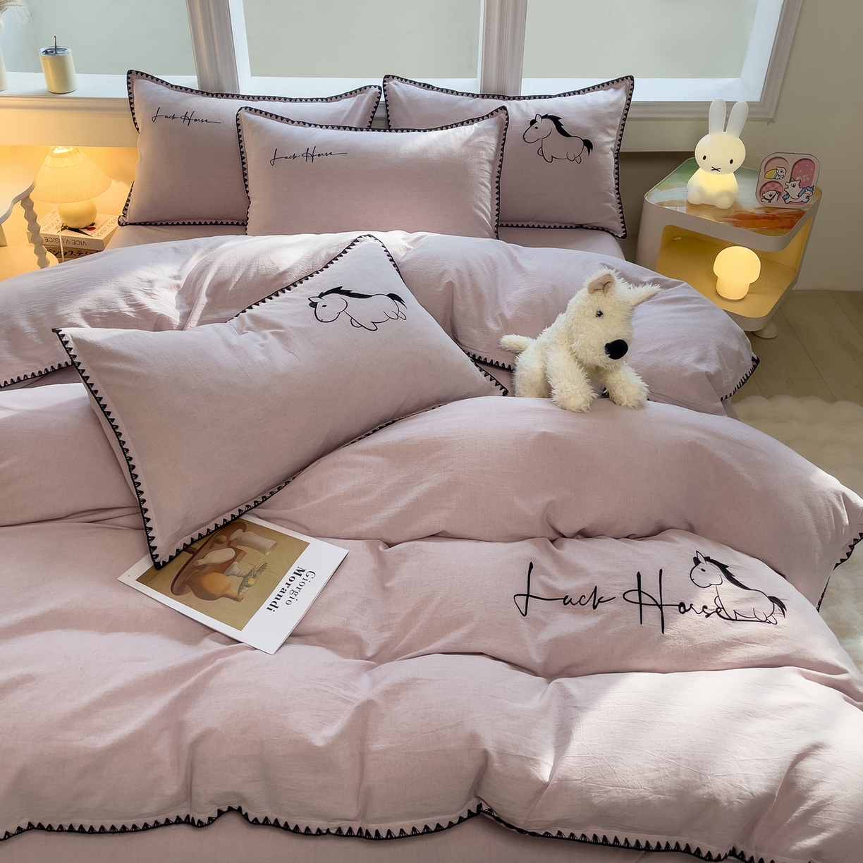 91家纺网 家纺一手货源 找家纺 炫拼家纺 2026新款A类棉麻刺绣卡通贝壳边四件套-布鲁系列 布鲁-小马