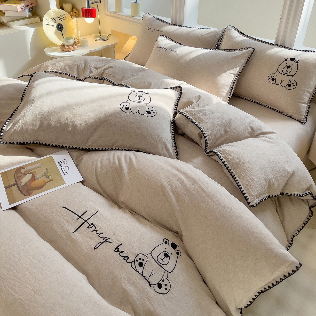 91家纺网 家纺一手货源 找家纺 炫拼家纺 2026新款A类棉麻刺绣卡通贝壳边四件套-布鲁系列 布鲁-小熊