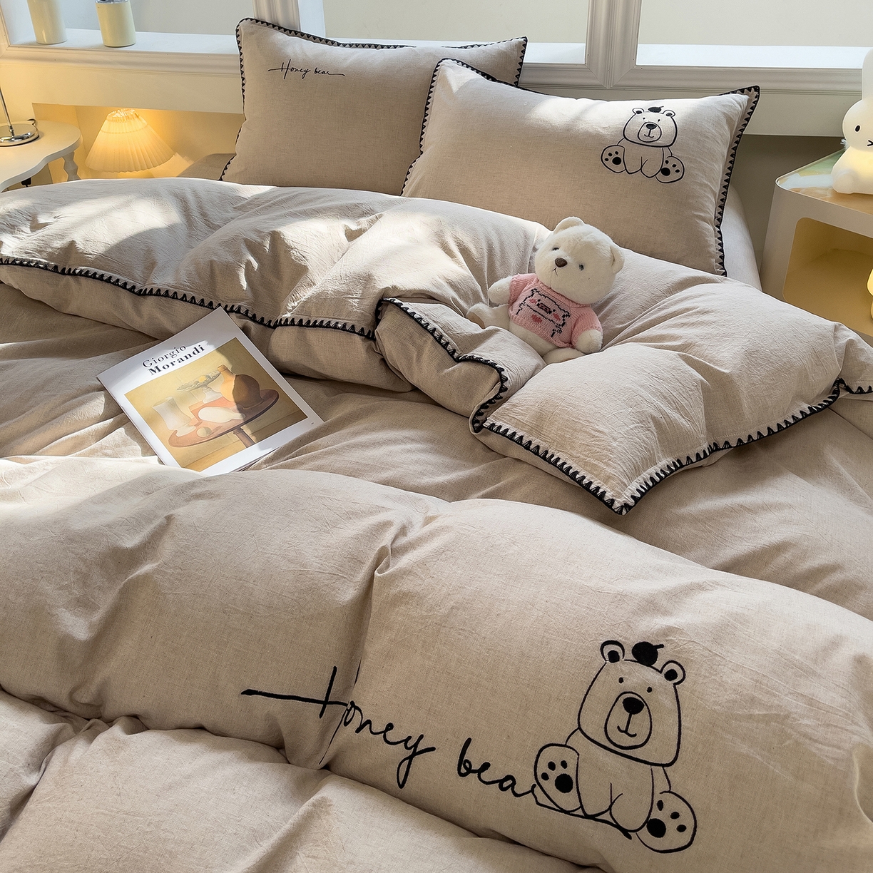 91家纺网 家纺一手货源 找家纺 炫拼家纺 2026新款A类棉麻刺绣卡通贝壳边四件套-布鲁系列 布鲁-小熊