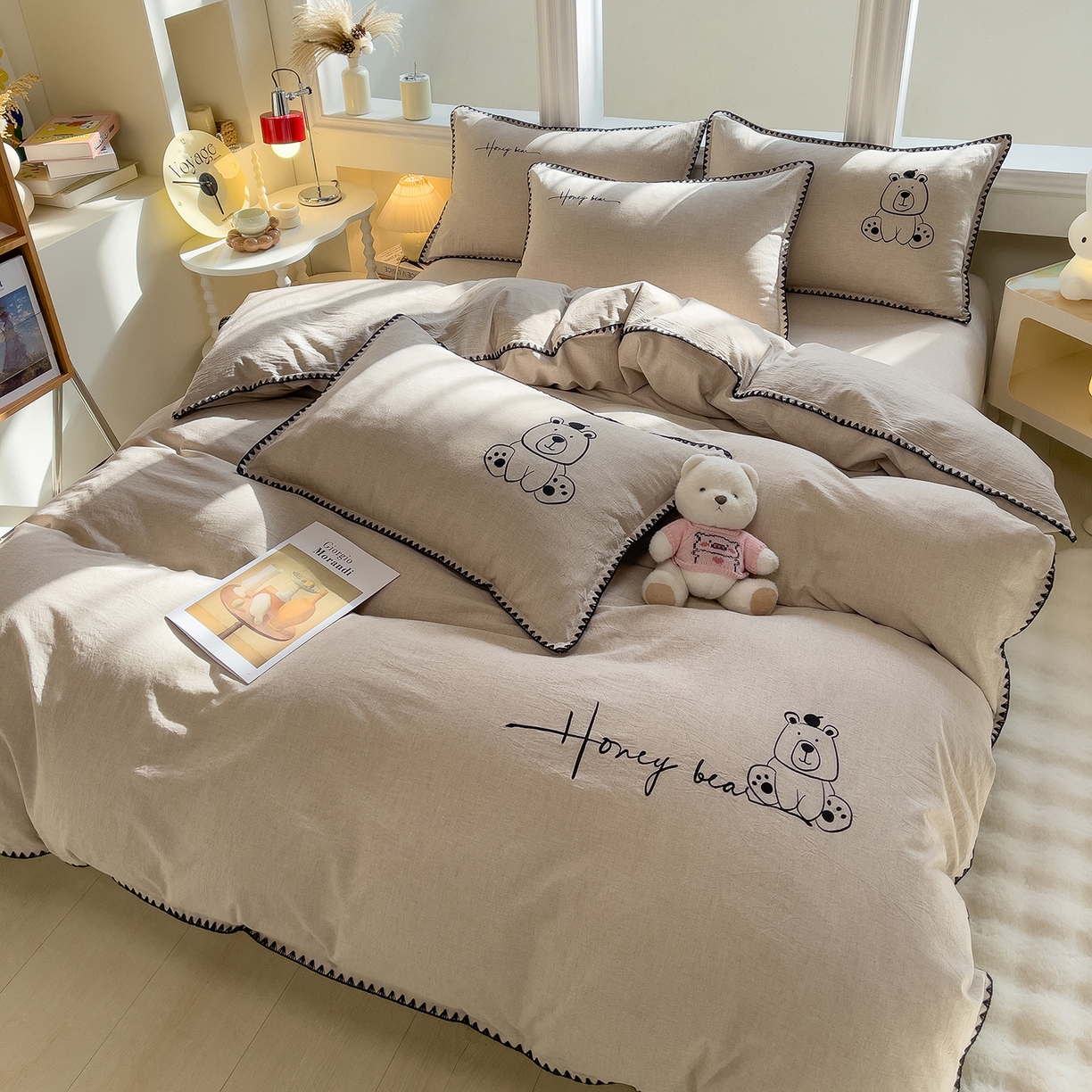 91家纺网 家纺一手货源 找家纺 炫拼家纺 2026新款A类棉麻刺绣卡通贝壳边四件套-布鲁系列 布鲁-小熊