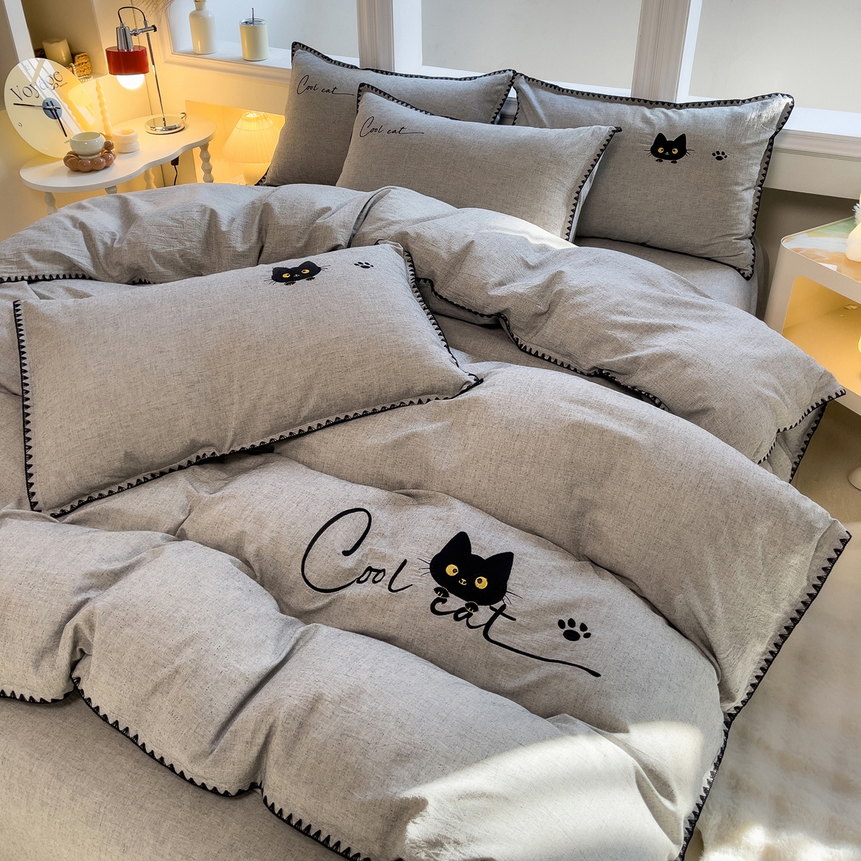 91家纺网 家纺一手货源 找家纺 炫拼家纺 2026新款A类棉麻刺绣卡通贝壳边四件套-布鲁系列 布鲁-小猫