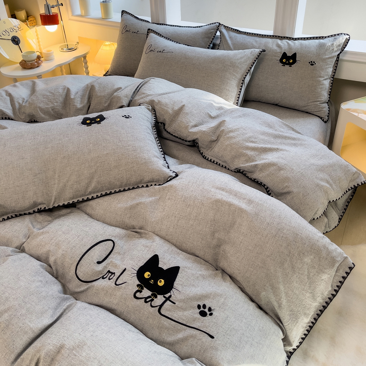 91家纺网 家纺一手货源 找家纺 炫拼家纺 2026新款A类棉麻刺绣卡通贝壳边四件套-布鲁系列 布鲁-小猫