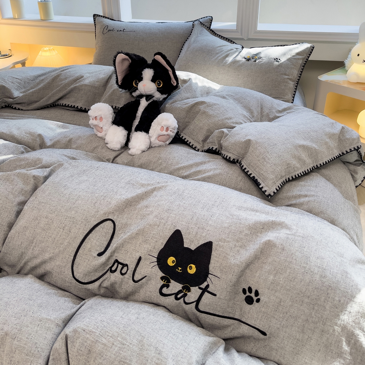 91家纺网 家纺一手货源 找家纺 炫拼家纺 2026新款A类棉麻刺绣卡通贝壳边四件套-布鲁系列 布鲁-小猫