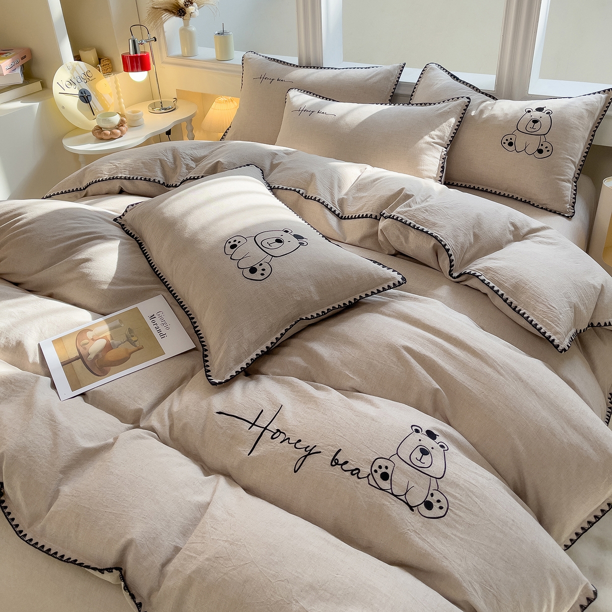 91家纺网 家纺一手货源 找家纺 炫拼家纺 2026新款A类棉麻刺绣卡通贝壳边四件套-布鲁系列 布鲁-小熊