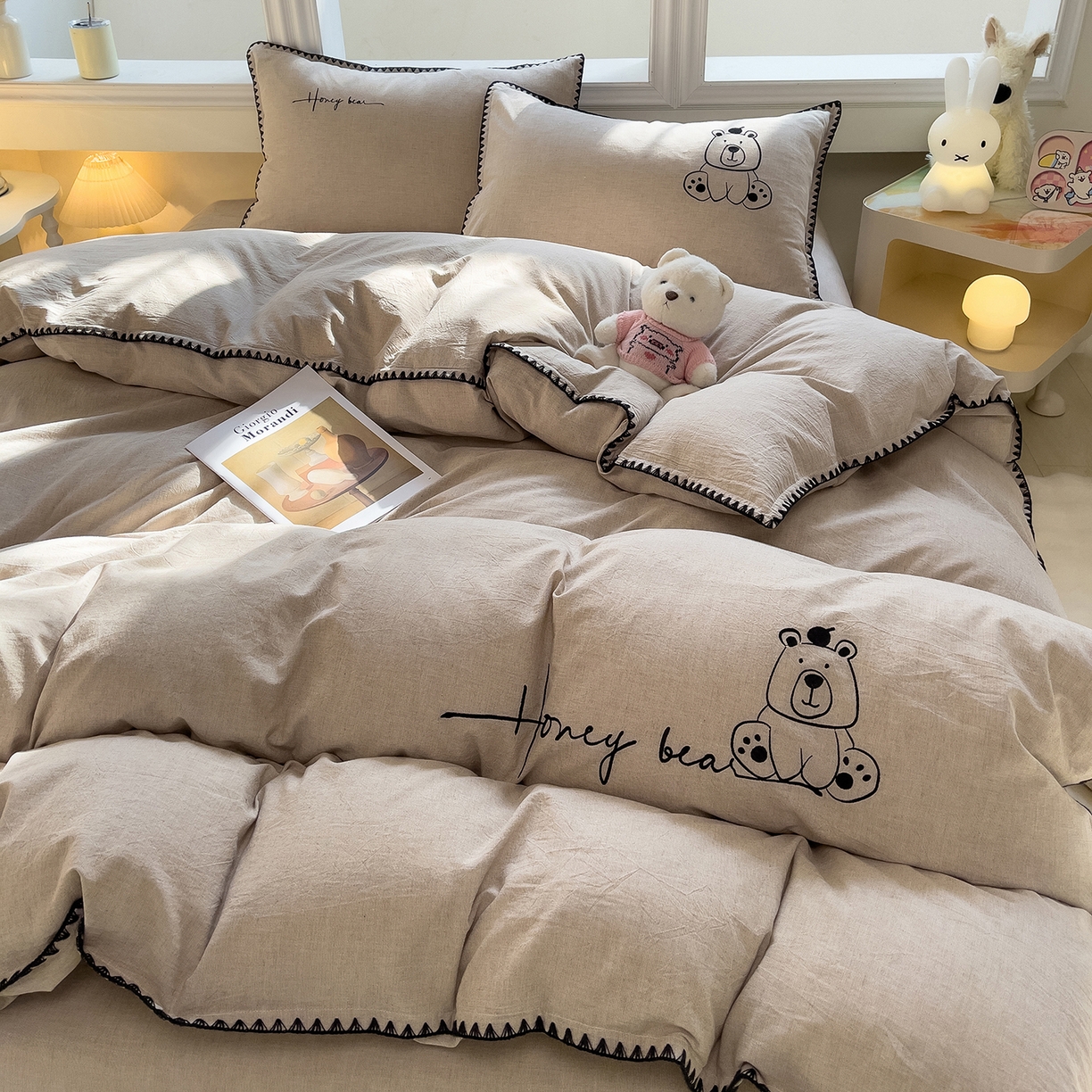 91家纺网 家纺一手货源 找家纺 炫拼家纺 2026新款A类棉麻刺绣卡通贝壳边四件套-布鲁系列 布鲁-小熊