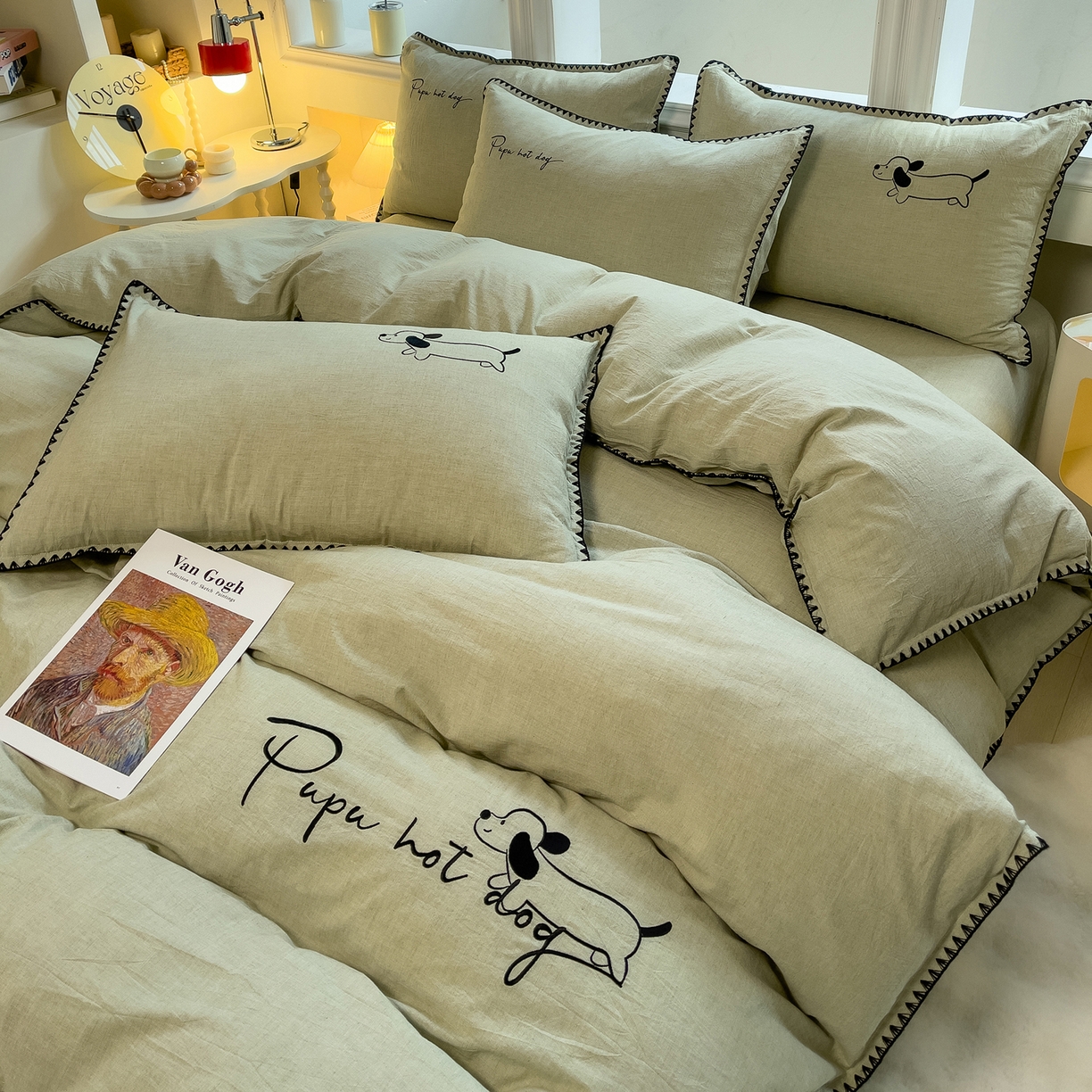 91家纺网 家纺一手货源 找家纺 炫拼家纺 2026新款A类棉麻刺绣卡通贝壳边四件套-布鲁系列 布鲁-小狗