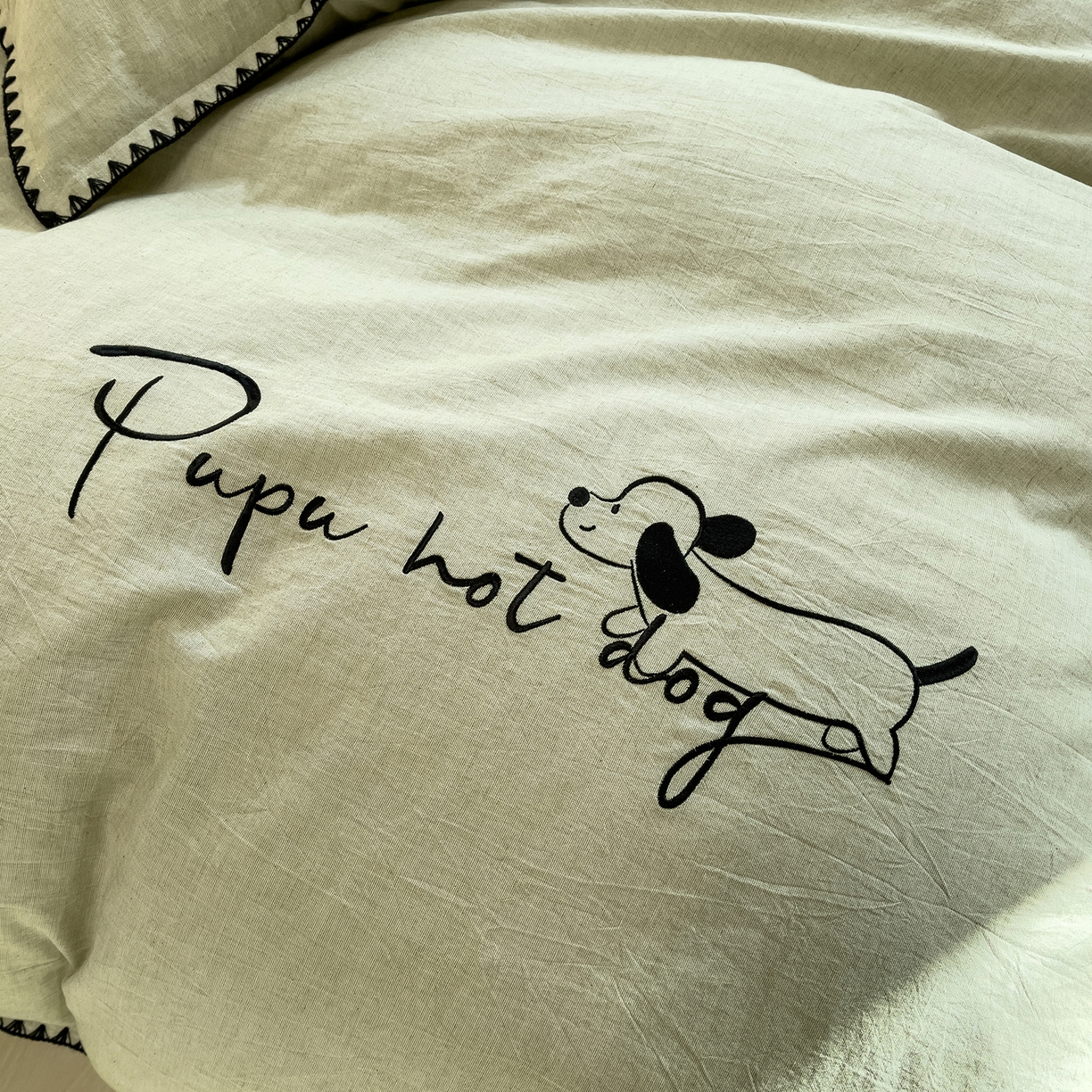 91家纺网 家纺一手货源 找家纺 炫拼家纺 2026新款A类棉麻刺绣卡通贝壳边四件套-布鲁系列 布鲁-小狗