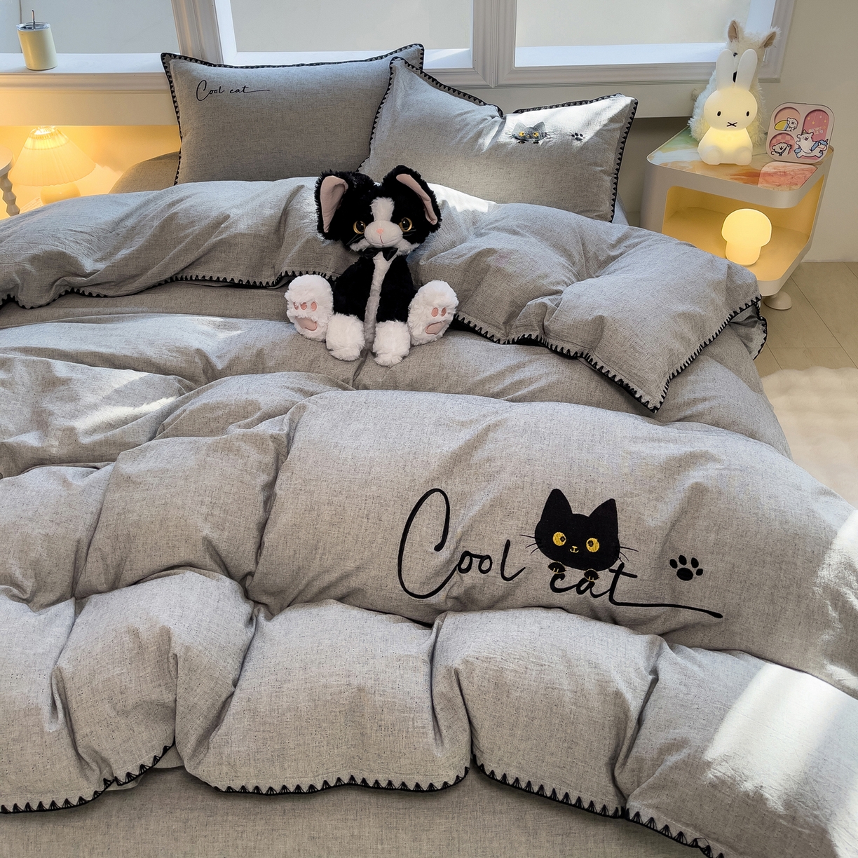 91家纺网 家纺一手货源 找家纺 炫拼家纺 2026新款A类棉麻刺绣卡通贝壳边四件套-布鲁系列 布鲁-小猫