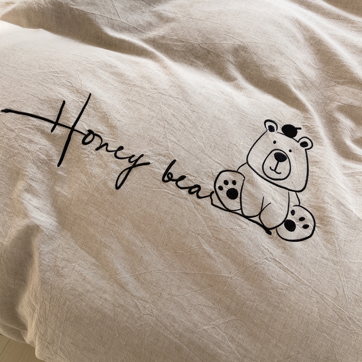 91家纺网 家纺一手货源 找家纺 炫拼家纺 2026新款A类棉麻刺绣卡通贝壳边四件套-布鲁系列 布鲁-小熊