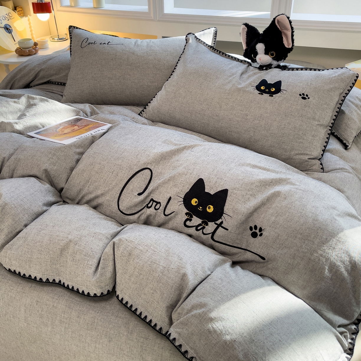 91家纺网 家纺一手货源 找家纺 炫拼家纺 2026新款A类棉麻刺绣卡通贝壳边四件套-布鲁系列 布鲁-小猫