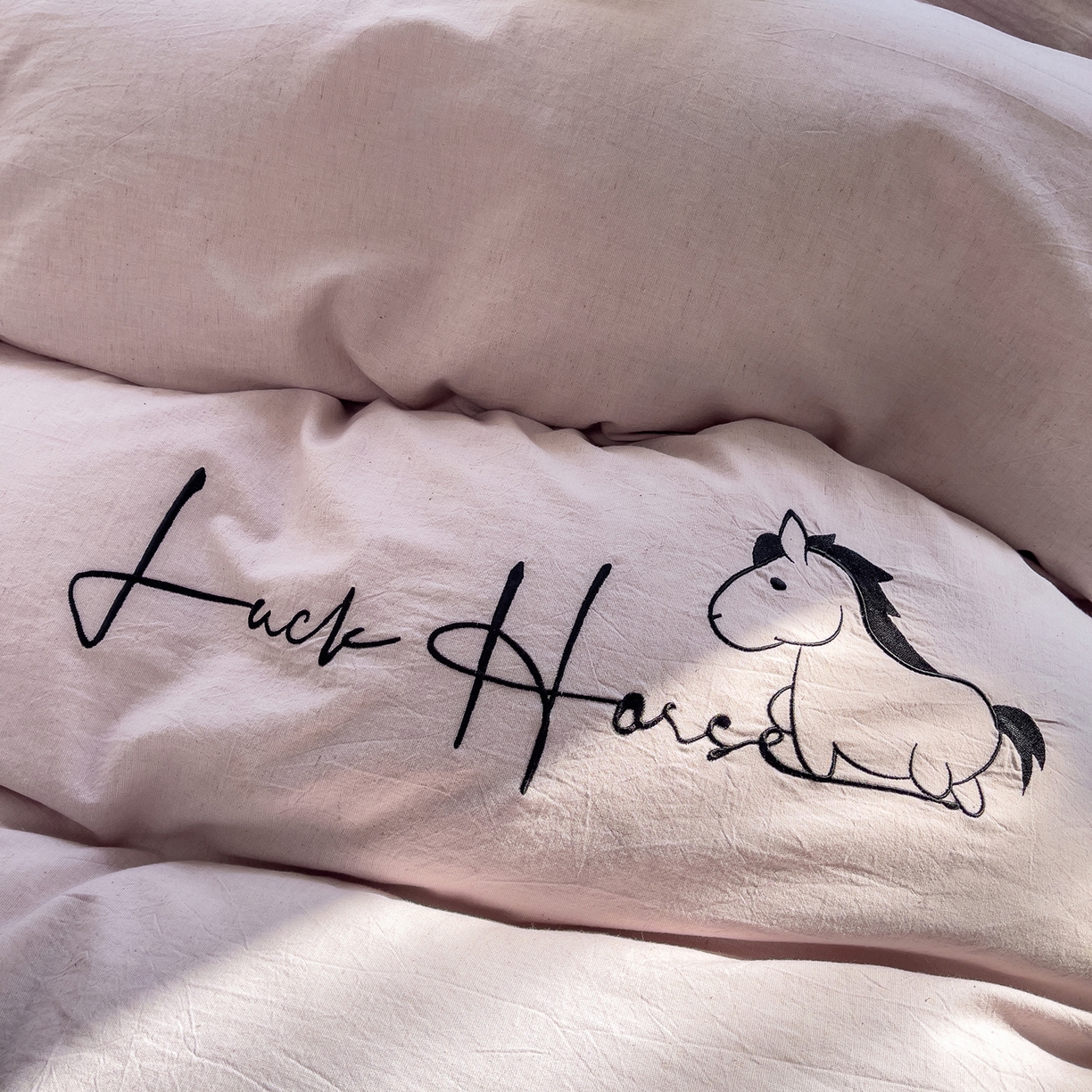 91家纺网 家纺一手货源 找家纺 炫拼家纺 2026新款A类棉麻刺绣卡通贝壳边四件套-布鲁系列 布鲁-小马