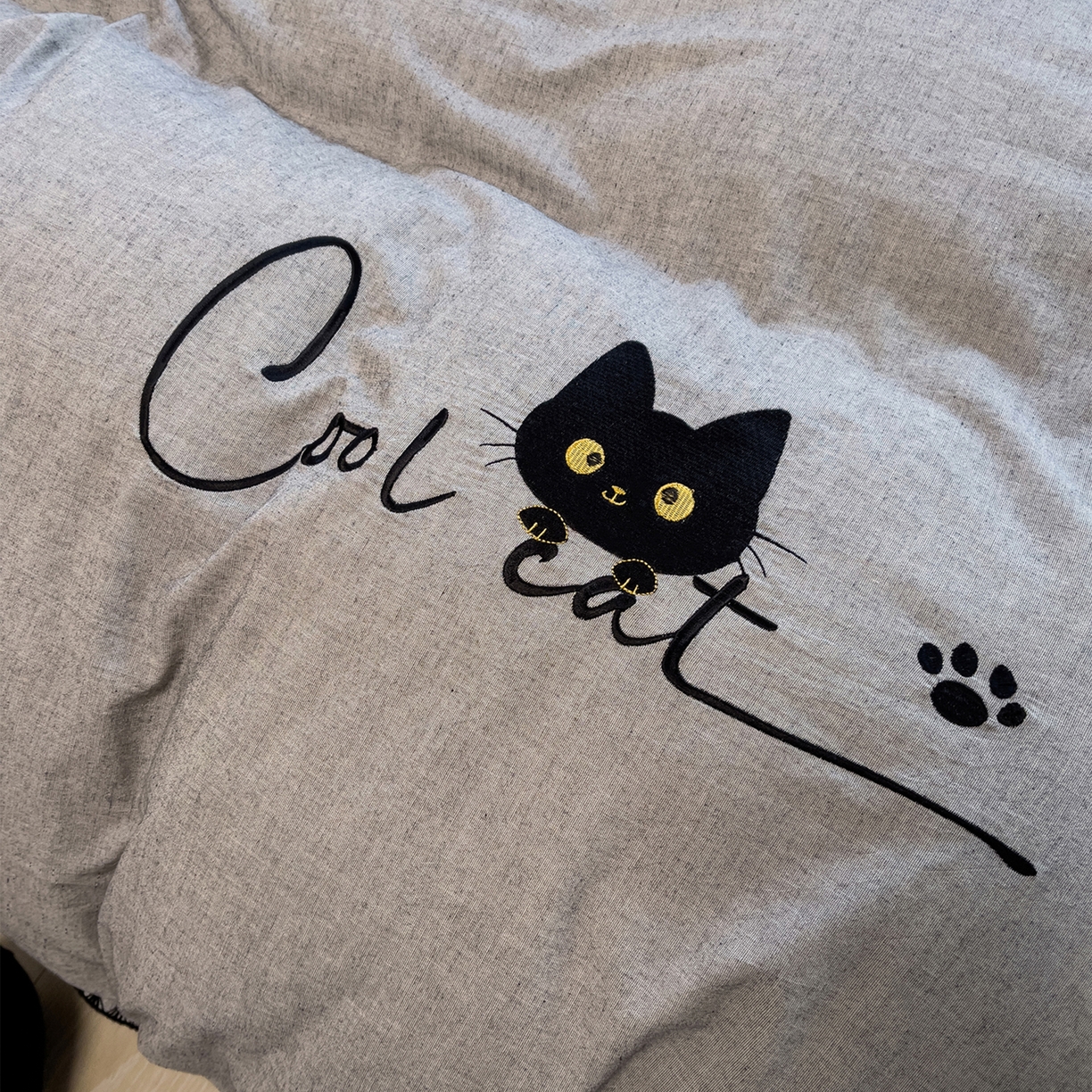 91家纺网 家纺一手货源 找家纺 炫拼家纺 2026新款A类棉麻刺绣卡通贝壳边四件套-布鲁系列 布鲁-小猫