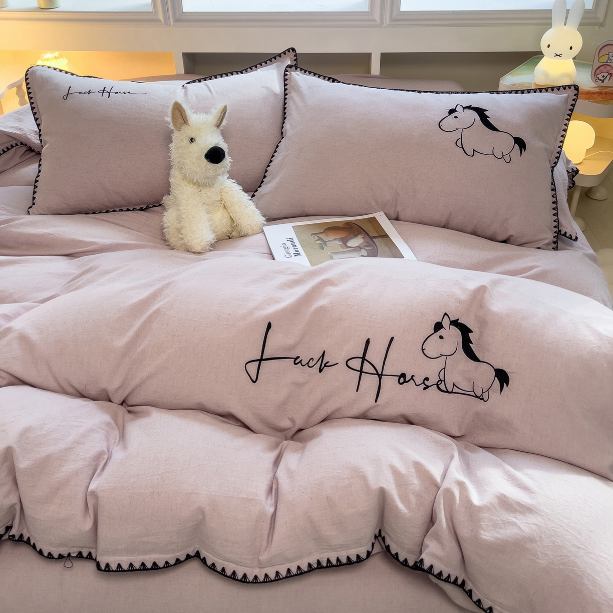 91家纺网 家纺一手货源 找家纺 炫拼家纺 2026新款A类棉麻刺绣卡通贝壳边四件套-布鲁系列 布鲁-小马