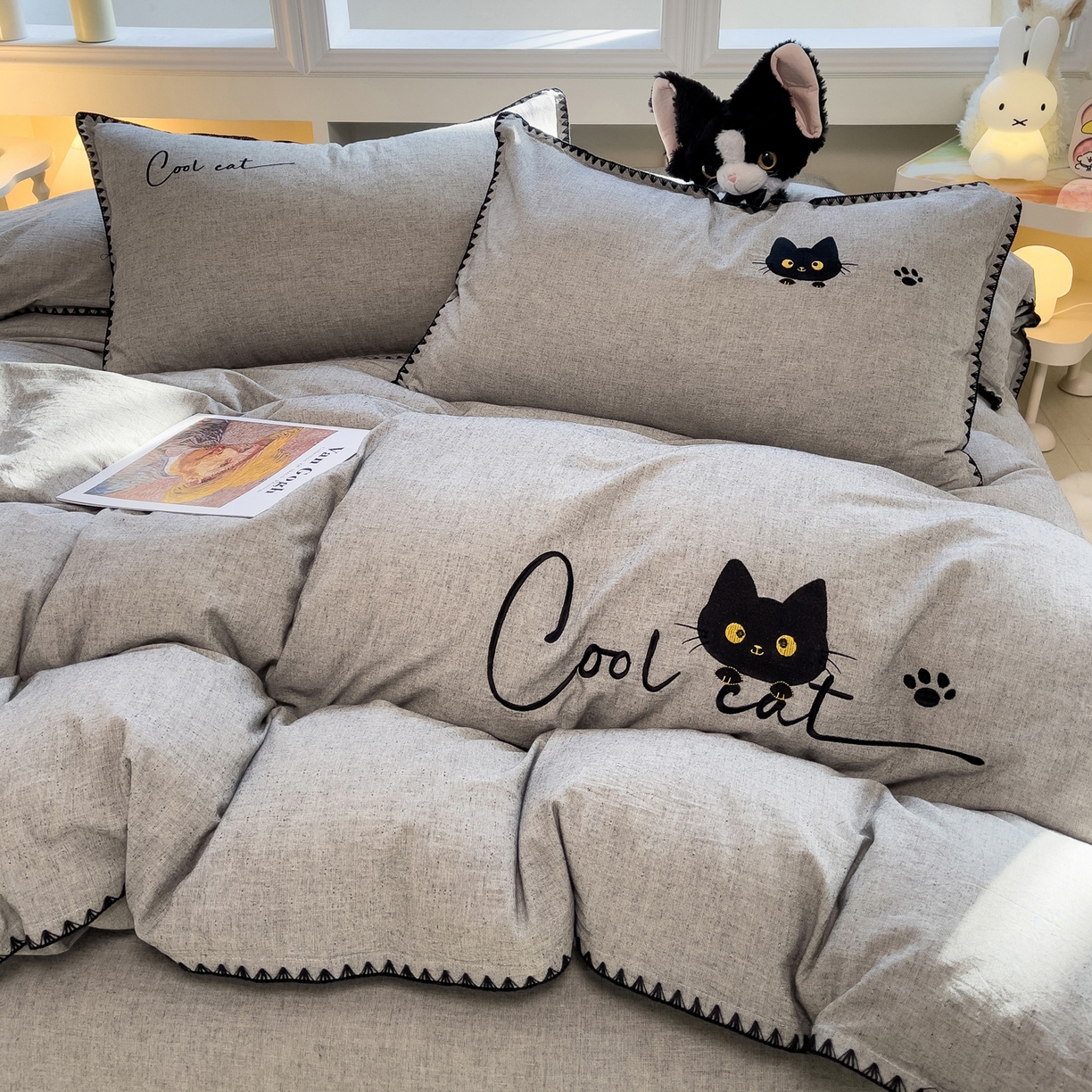 炫拼家纺 2026新款A类棉麻刺绣卡通贝壳边四件套-布鲁系列 布鲁-小猫