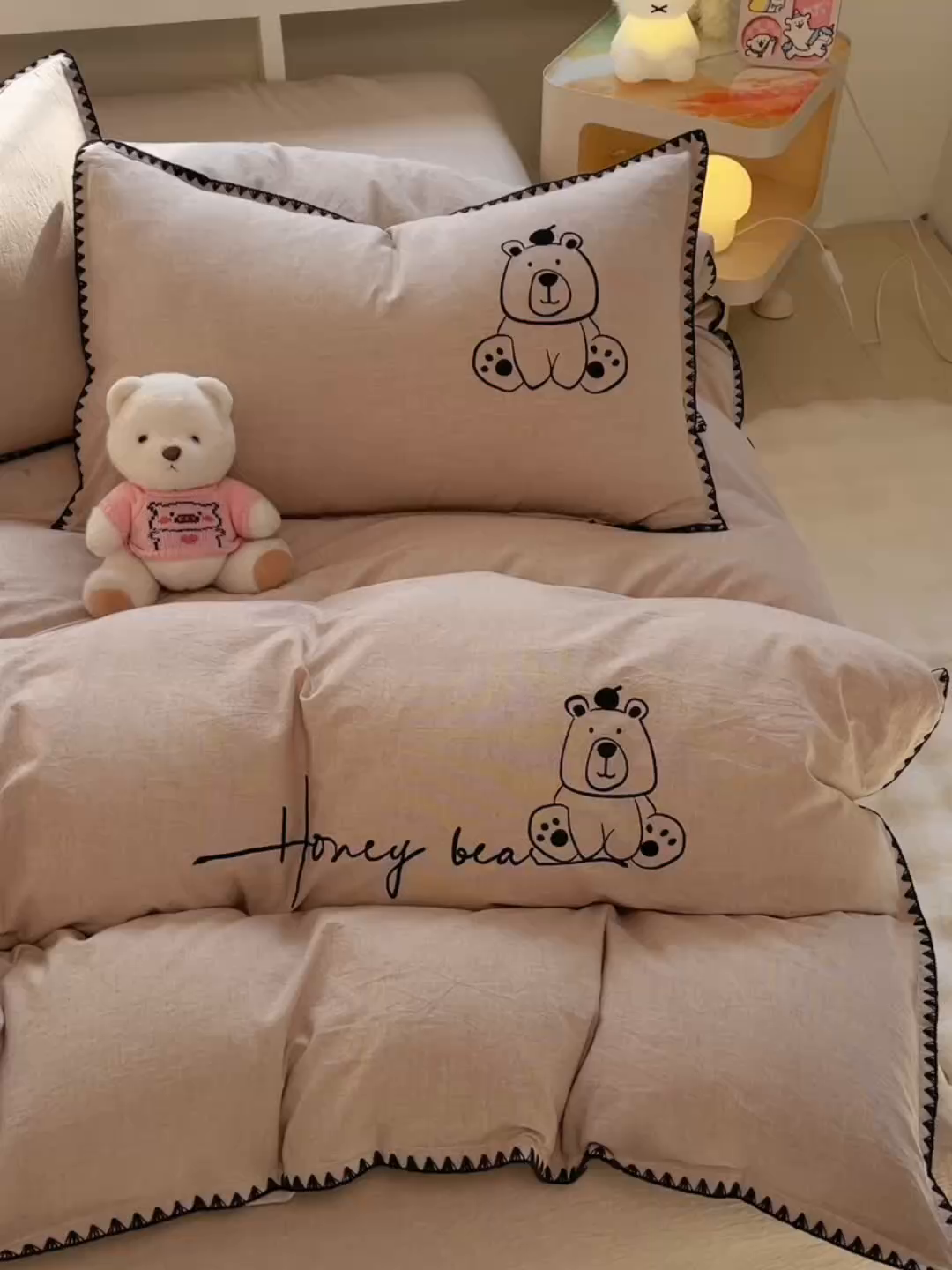91家纺网 家纺一手货源 找家纺 炫拼家纺 2026新款A类棉麻刺绣卡通贝壳边四件套-布鲁系列 布鲁-小熊