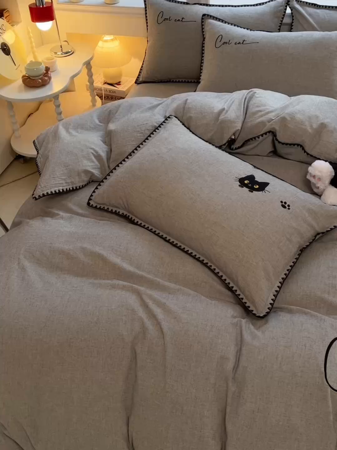 91家纺网 家纺一手货源 找家纺 炫拼家纺 2026新款A类棉麻刺绣卡通贝壳边四件套-布鲁系列 布鲁-小猫