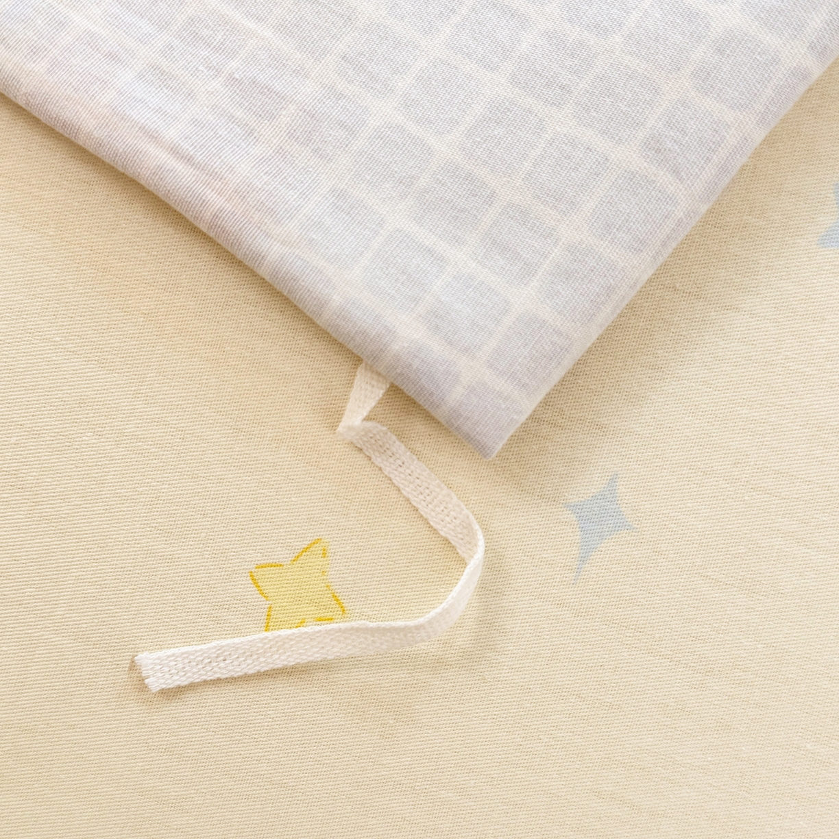 91家纺网 家纺一手货源 找家纺 安逸家纺 2026新款12868全棉纯棉床笠四件套床罩学生纯棉床笠款三件套 蓝色星星人