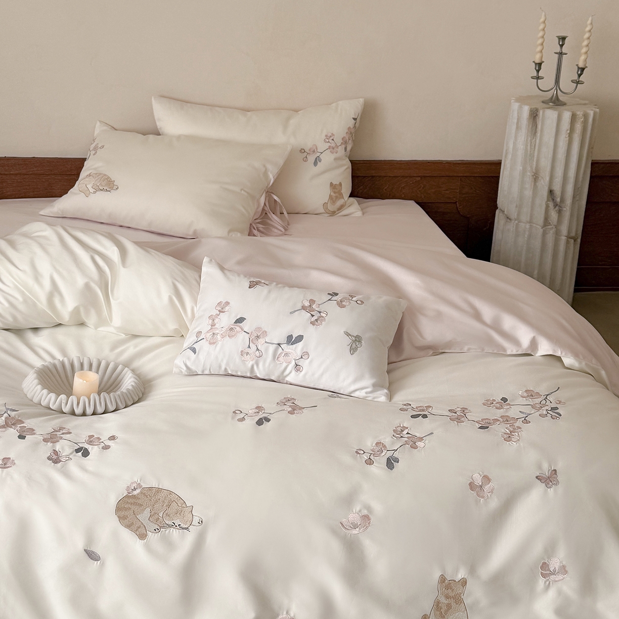 91家纺网 家纺一手货源 找家纺 （总）鹿班家居 2026春季新品100S长绒棉精密刺绣系列四件套-悠悠猫栖（标准会员-20元）