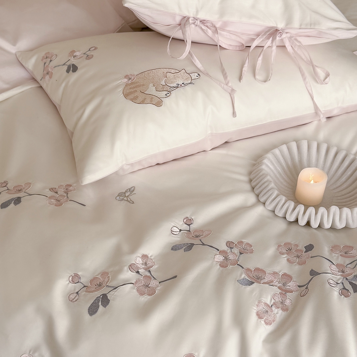 91家纺网 家纺一手货源 找家纺 （总）鹿班家居 2026春季新品100S长绒棉精密刺绣系列四件套-悠悠猫栖（标准会员-20元）