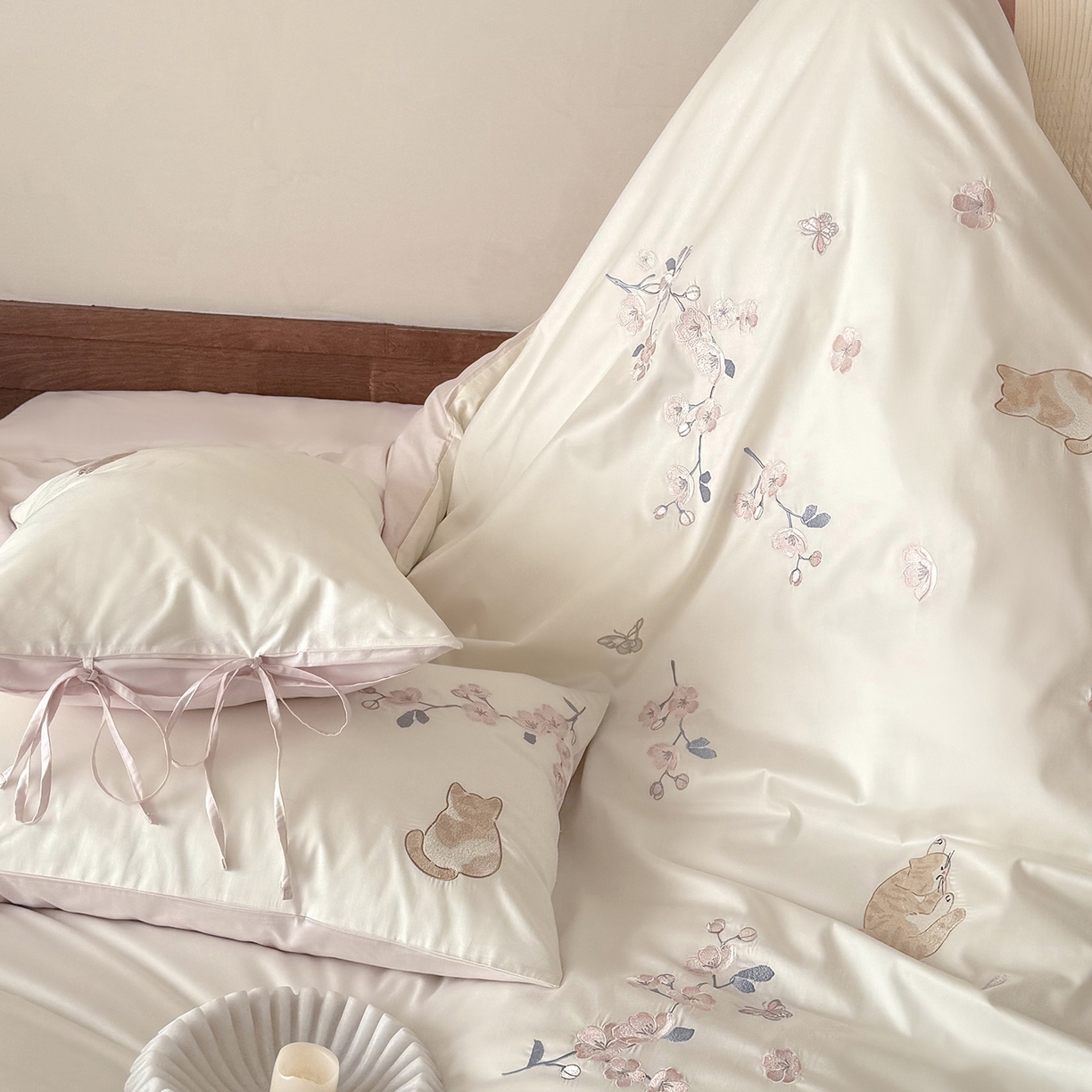 91家纺网 家纺一手货源 找家纺 鹿班家居 2026春季新品100S长绒棉精密刺绣系列四件套-悠悠猫栖（标准会员-20元） 悠悠猫栖-粉色