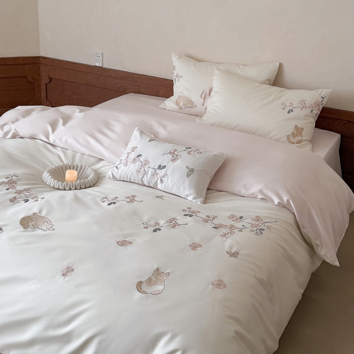 91家纺网 家纺一手货源 找家纺 鹿班家居 2026春季新品100S长绒棉精密刺绣系列四件套-悠悠猫栖（标准会员-20元） 悠悠猫栖-粉色