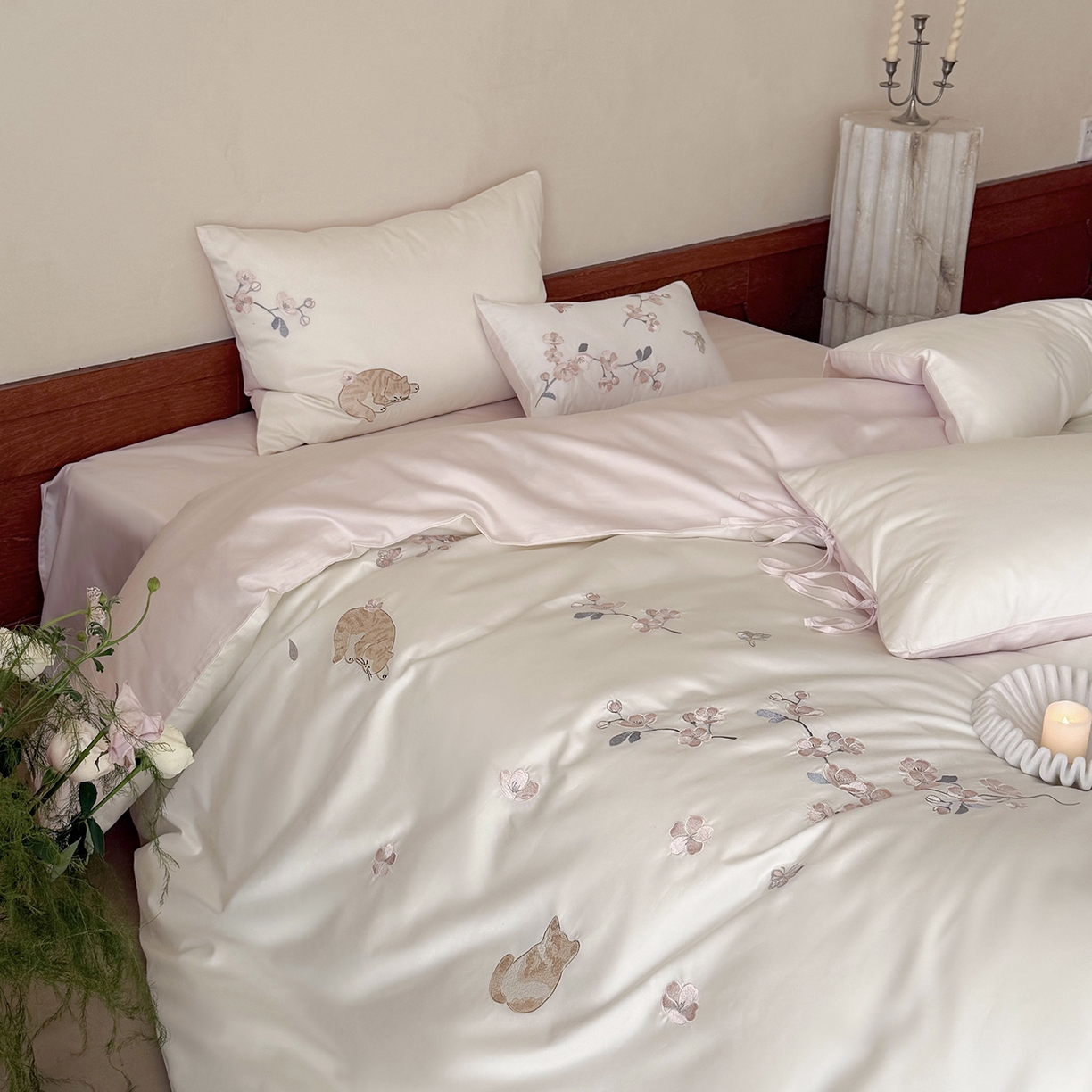 91家纺网 家纺一手货源 找家纺 鹿班家居 2026春季新品100S长绒棉精密刺绣系列四件套-悠悠猫栖（标准会员-20元） 悠悠猫栖-粉色