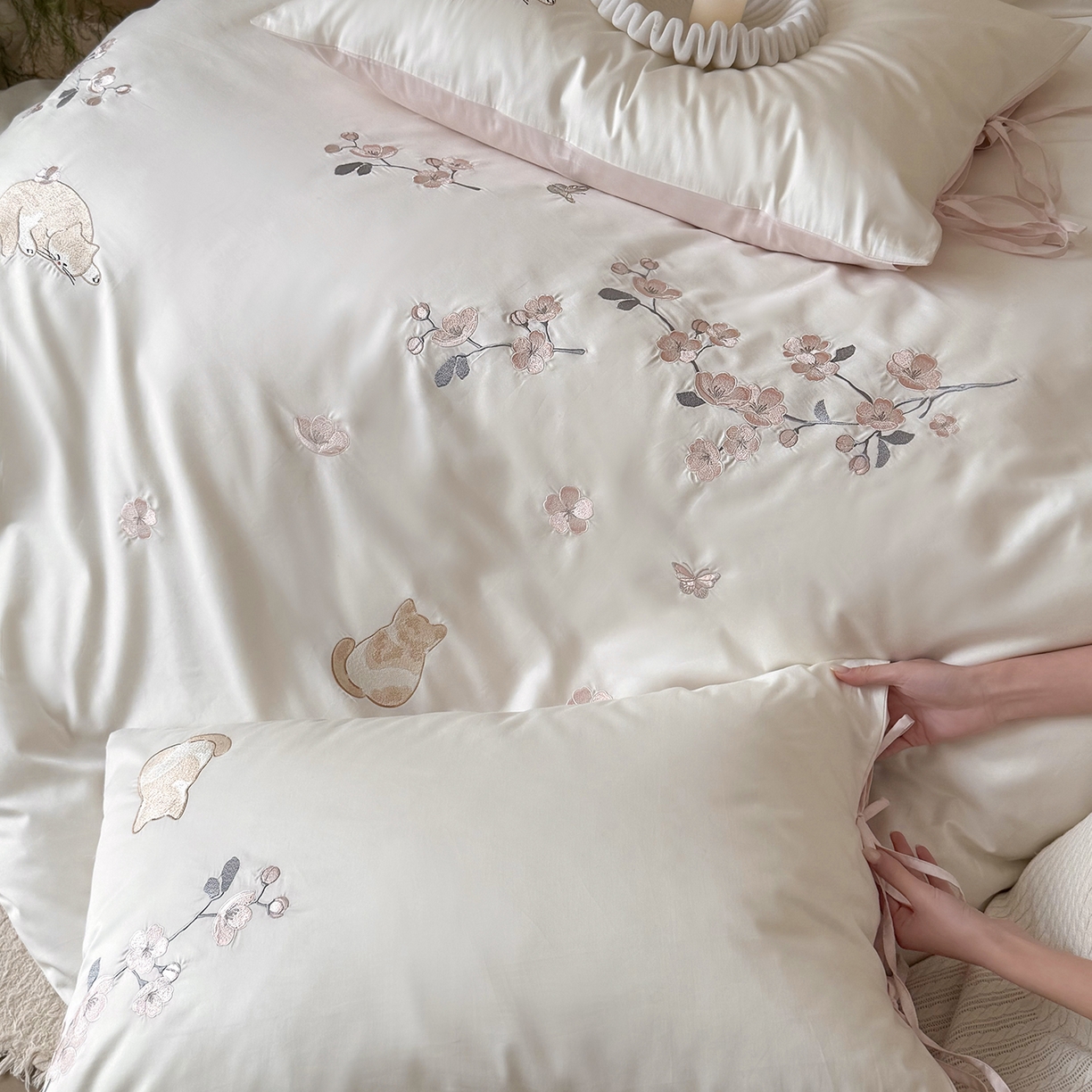 91家纺网 家纺一手货源 找家纺 鹿班家居 2026春季新品100S长绒棉精密刺绣系列四件套-悠悠猫栖（标准会员-20元） 悠悠猫栖-粉色