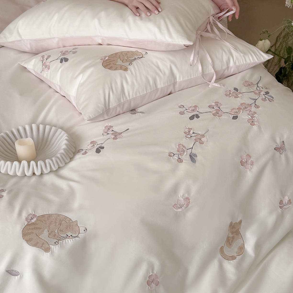91家纺网 家纺一手货源 找家纺 鹿班家居 2026春季新品100S长绒棉精密刺绣系列四件套-悠悠猫栖（标准会员-20元） 悠悠猫栖-粉色