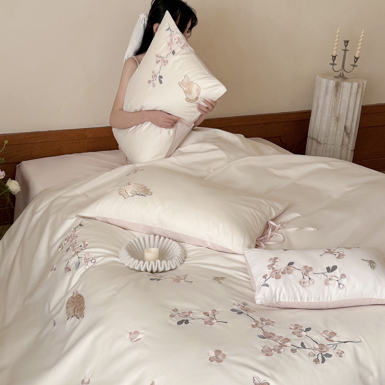 91家纺网 家纺一手货源 找家纺 鹿班家居 2026春季新品100S长绒棉精密刺绣系列四件套-悠悠猫栖（标准会员-20元） 悠悠猫栖-粉色