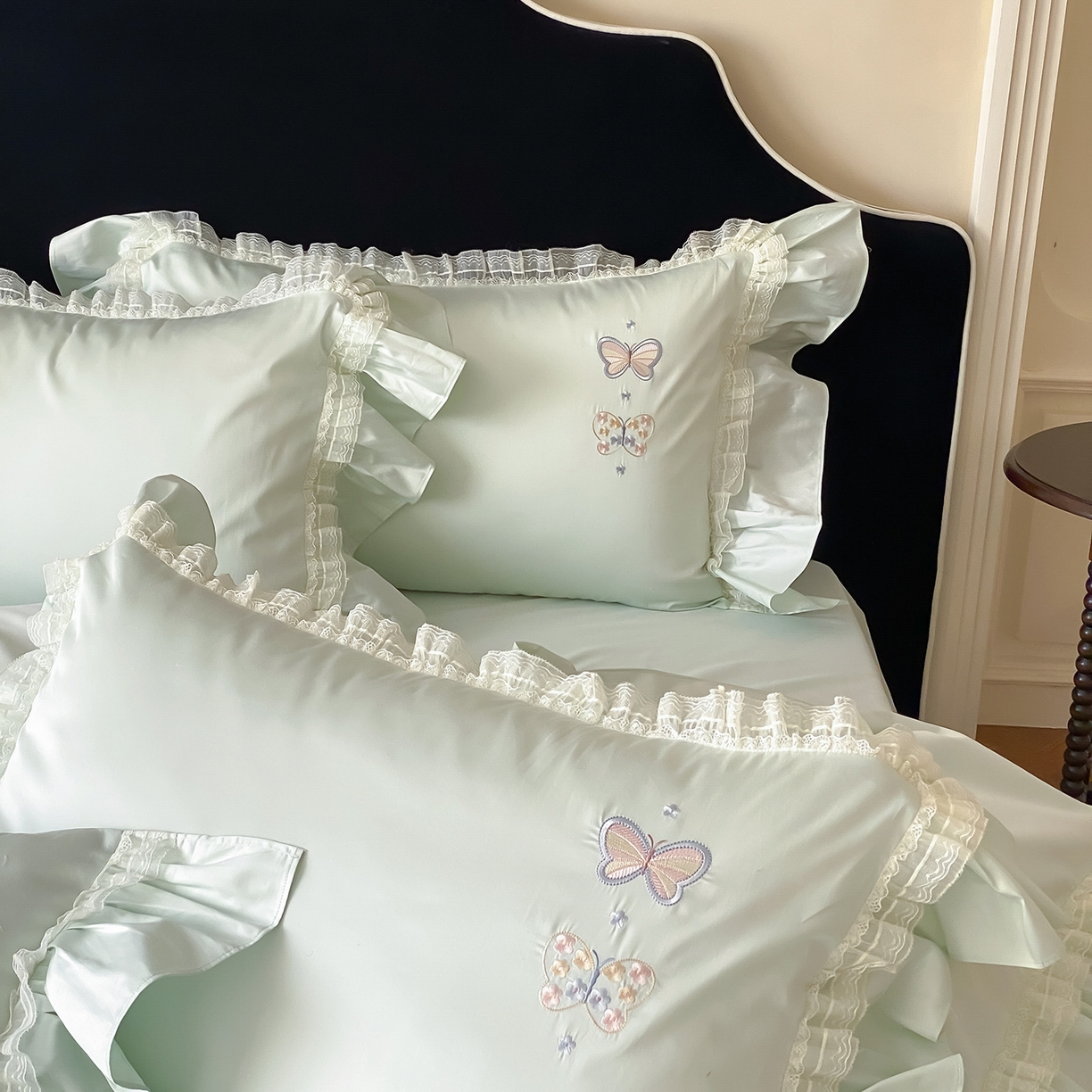 91家纺网 家纺一手货源 找家纺 （总）FORTWO家纺原创设计（FOR TWO家纺） 2026新款50支长绒棉轻法式绣花蕾丝花边款四件套-月光蝶舞